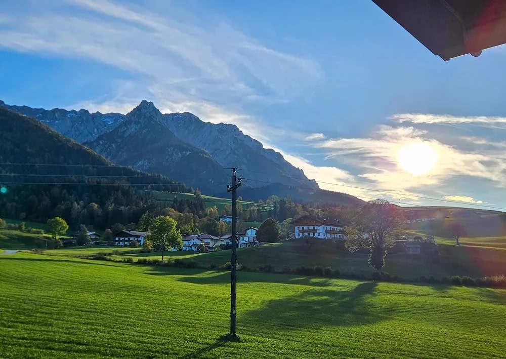 Startseite zahmerkaiser in der sonne mit wiese