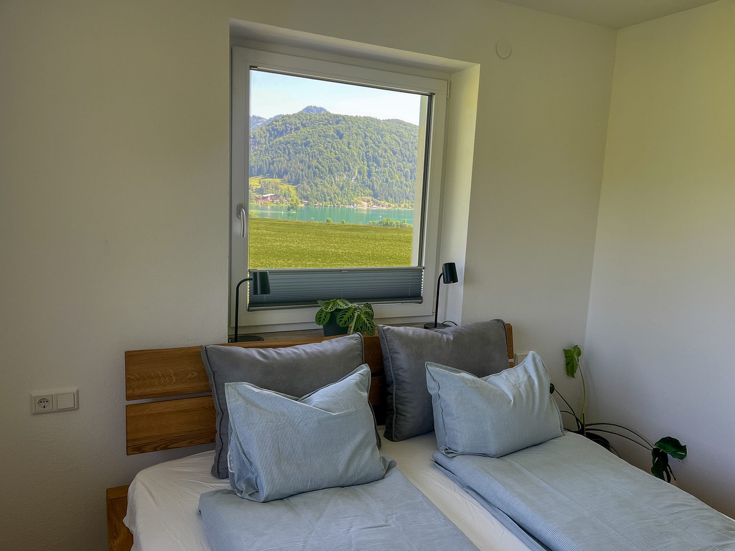 Home Schlafzimmer mit Fenster mit Aussicht auf den Walchsee