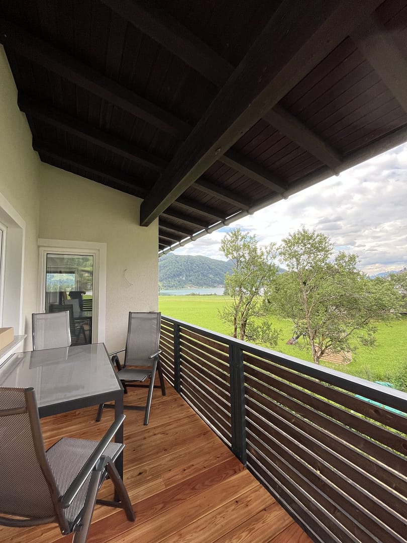 Home Überdachter Balkon mit Sitzgelegenheit und Blick ins Grüne beim AlpineHome Walchsee