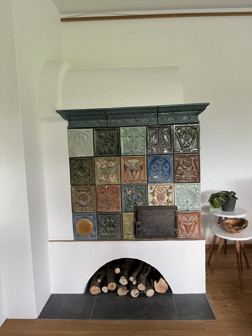 Home Traditioneller Kachelofen mit bunten Keramikfliesen im Apartment AlpineHome Walchsee